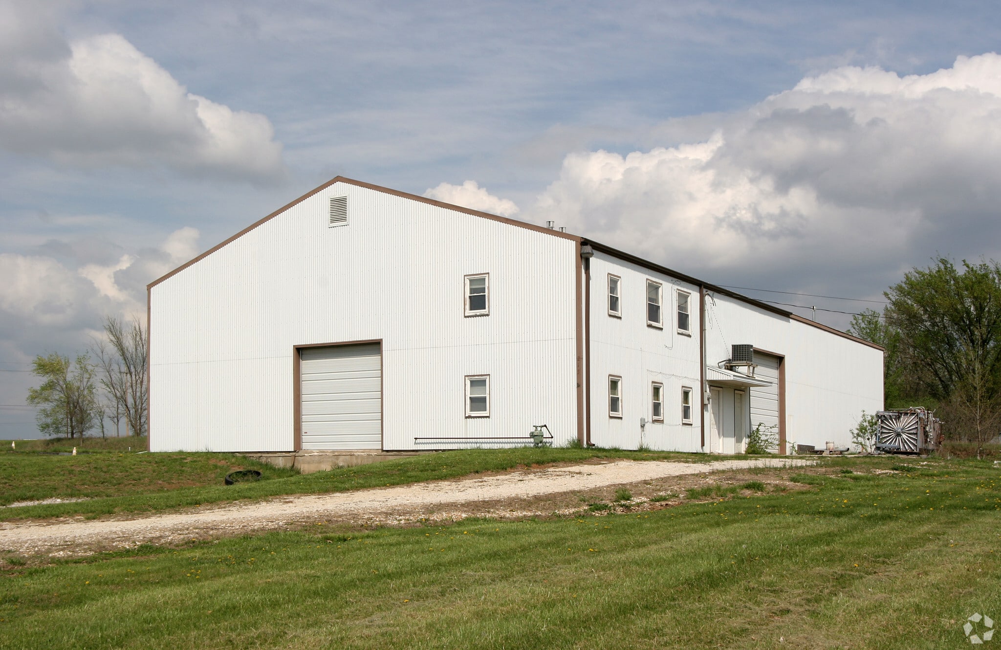 215 N Village Ter, Tonganoxie, KS for lease Primary Photo- Image 1 of 7