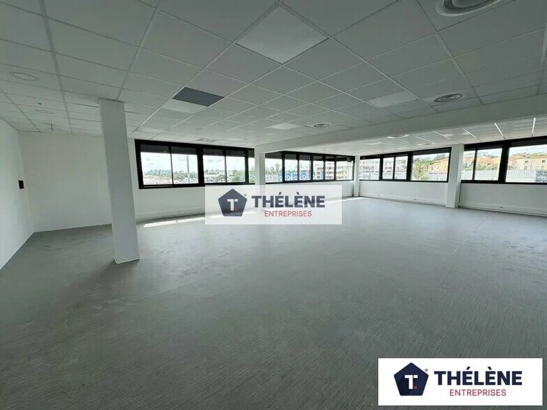 Retail in Lattes for lease - Building Photo - Image 2 of 10