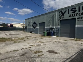 9207 N Hyaleah Rd, Tampa, FL for lease Building Photo- Image 2 of 6