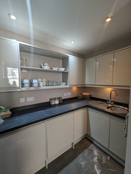 9 Queen Sq, Bristol for lease - Interior Photo - Image 1 of 7