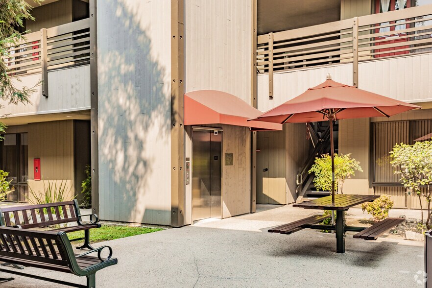 1370 N Brea Blvd, Fullerton, CA à louer - Photo du bâtiment - Image 3 de 5