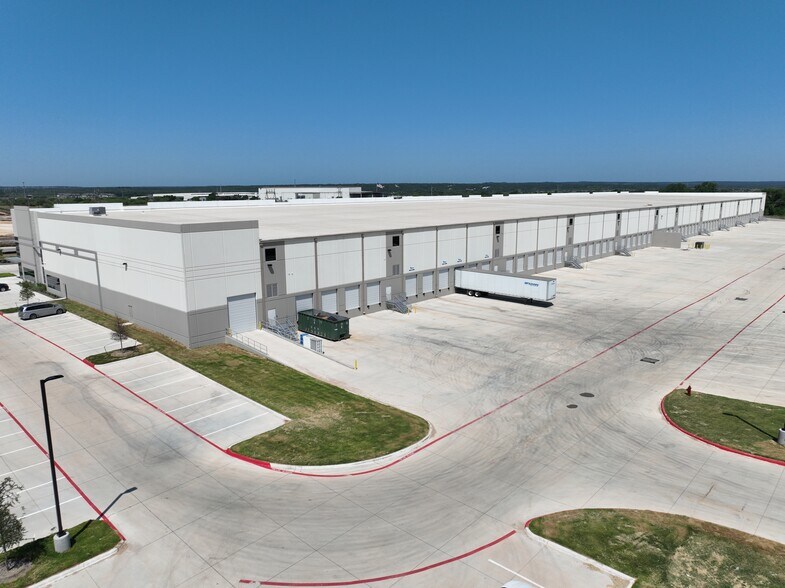 1425 Susurro Pky, San Marcos, TX à louer - Photo du bâtiment - Image 2 de 5