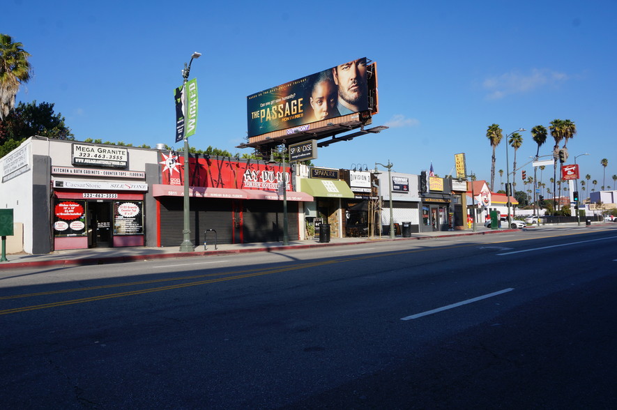 Hollywood Boulevard Restaurant, Los Angeles, CA à vendre - Photo du bâtiment - Image 1 de 1