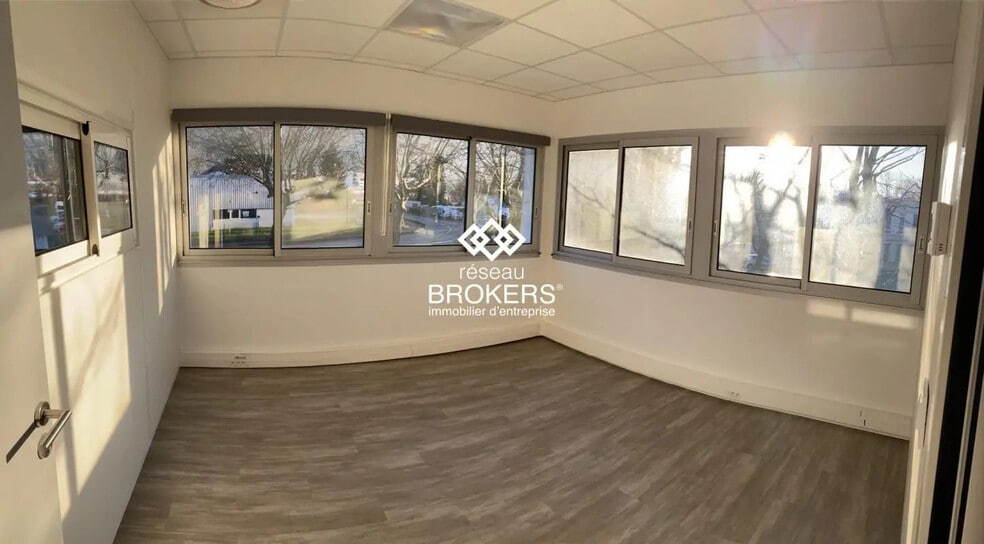 Office in Saint-Martin-le-Vinoux for lease - Interior Photo - Image 2 of 5
