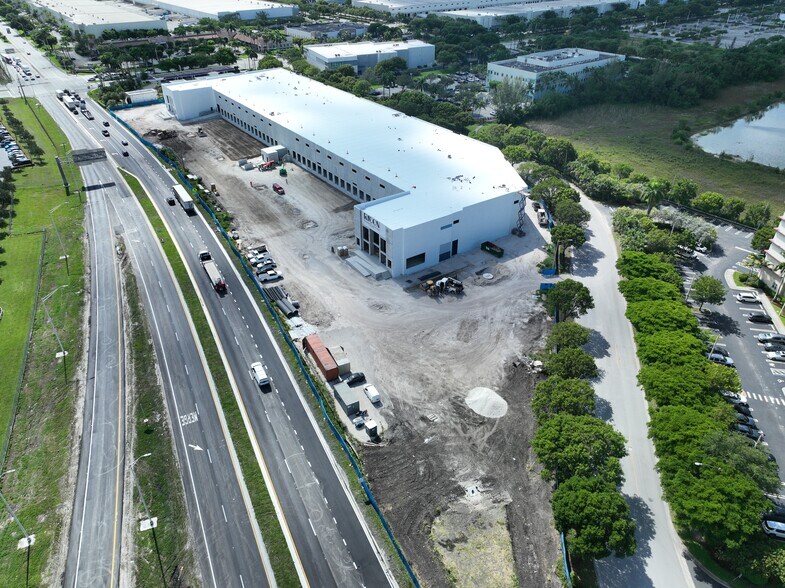 11375 NW 105th St, Miami, FL à louer - Photo du bâtiment - Image 3 de 4