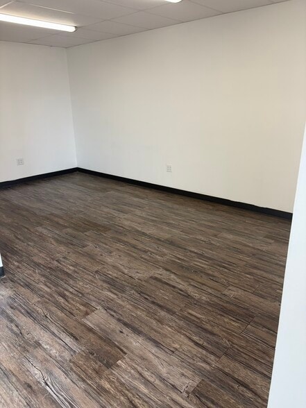 323 Thomas Pl, Everman, TX for lease - Building Photo - Image 2 of 6