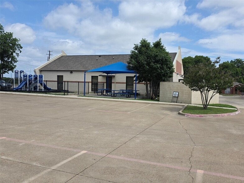 1715 Sandalwood Dr, Grand Prairie, TX for sale - Building Photo - Image 3 of 5
