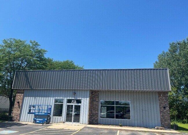 Plus de détails pour 815 N Main St, Oregon, WI - Commerce de détail à louer