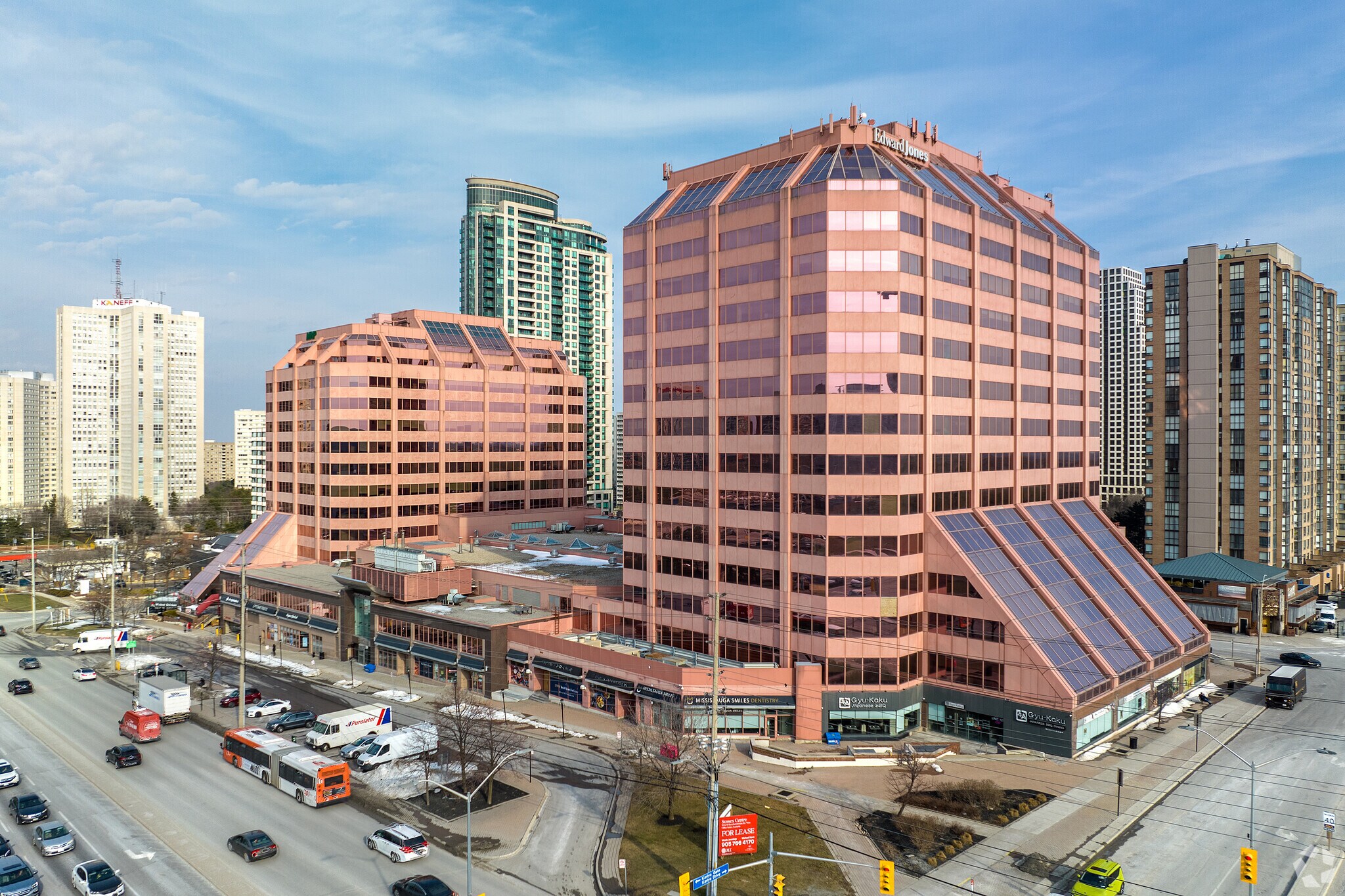 90 Burnhamthorpe Rd W, Mississauga, ON à louer Photo du bâtiment- Image 1 de 17