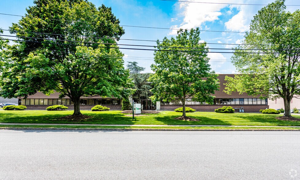 10 York Ave, West Caldwell, NJ à louer - Photo du bâtiment - Image 2 de 7