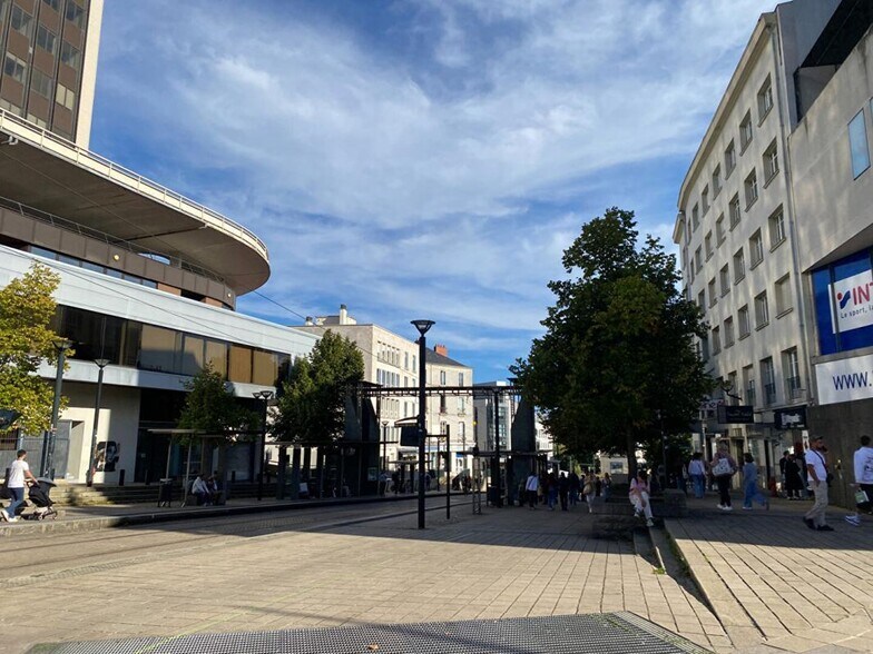 Retail in Nantes for lease - Building Photo - Image 2 of 6