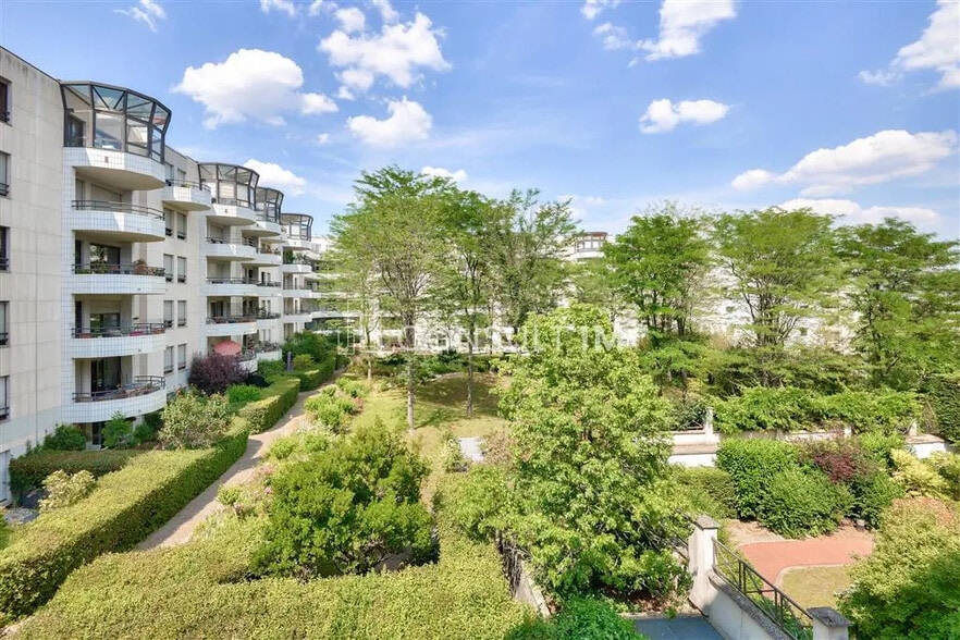 Office in Suresnes for sale - Building Photo - Image 2 of 9