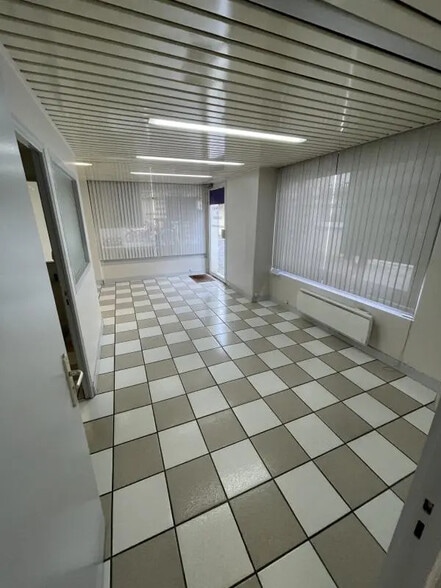 Commerce de détail dans Rueil-Malmaison à louer - Photo intérieure - Image 2 de 11