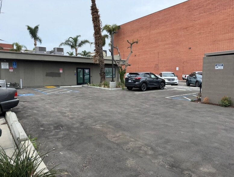 220 S A St, Oxnard, CA à vendre - Photo du bâtiment - Image 2 de 4