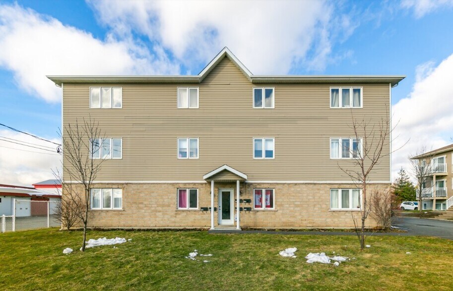 107-117 La Petite-Caroline, Rougemont, QC for sale - Primary Photo - Image 1 of 1