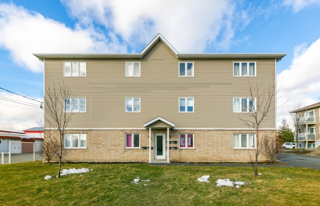 107-117 La Petite-Caroline, Rougemont, QC for sale Primary Photo- Image 1 of 1