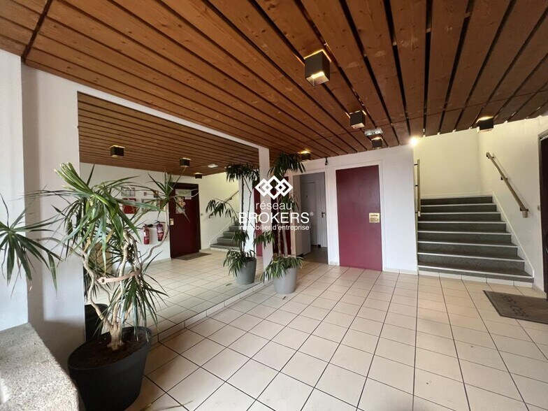 Office in Igny for lease - Lobby - Image 2 of 8