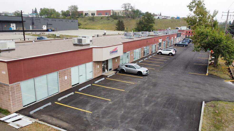 4412 Manilla Rd SE, Calgary, AB à vendre - Photo du bâtiment - Image 2 de 16