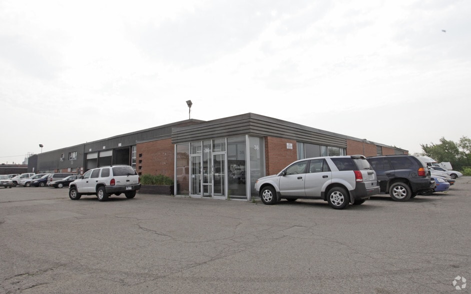 36 Rutherford Rd S, Brampton, ON for lease - Primary Photo - Image 1 of 2