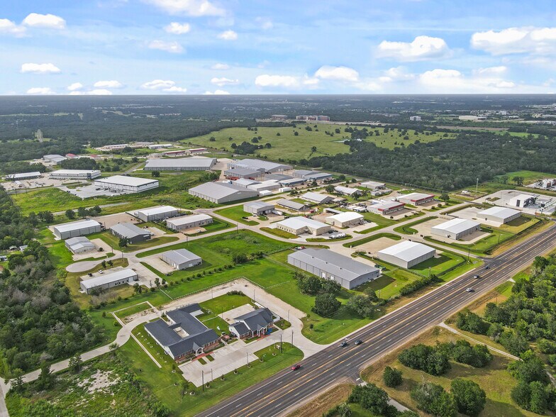 5998 Imperial Loop, College Station, TX à vendre - Photo du bâtiment - Image 2 de 22