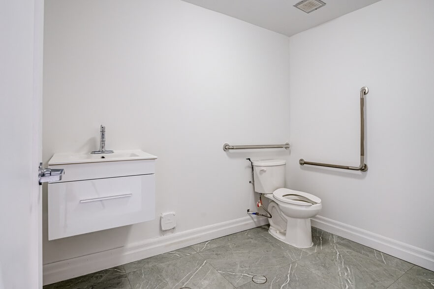 5270 Solar Dr, Mississauga, ON à vendre - Photo intérieure - Image 3 de 12