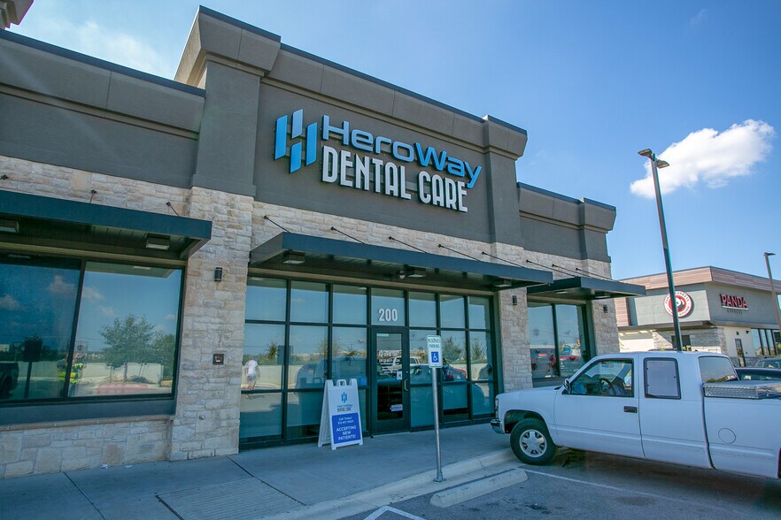 821 N Highway 183, Leander, TX à vendre - Photo du bâtiment - Image 2 de 4