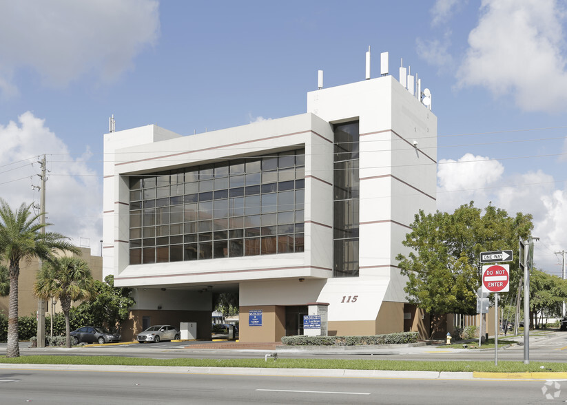 115 NW 167th St, North Miami Beach, FL for sale - Primary Photo - Image 1 of 1