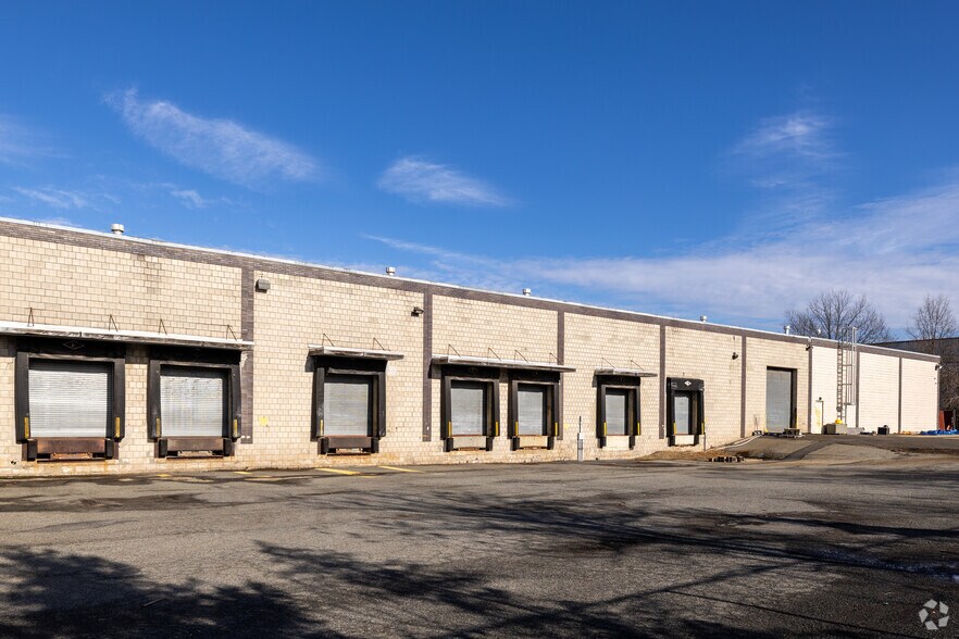 7-10 Cragwood Rd, Avenel, NJ à vendre - Photo du bâtiment - Image 3 de 4