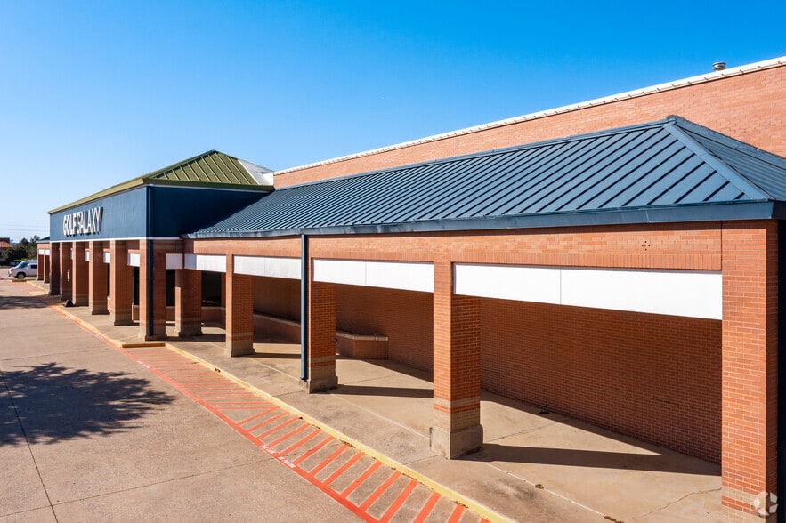 2100 W Northwest Hwy, Grapevine, TX à louer - Photo du bâtiment - Image 2 de 10