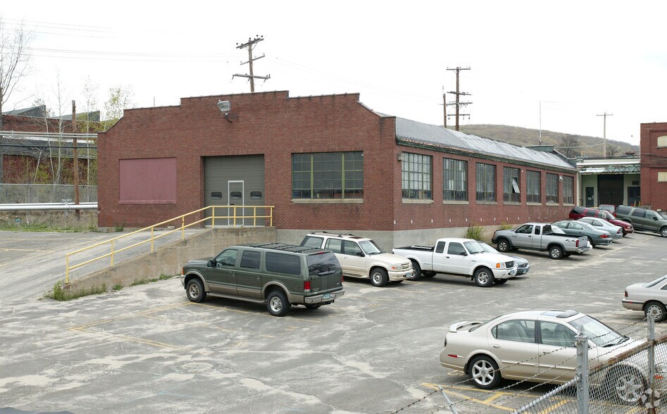 217 Field St, Torrington, CT for sale - Building Photo - Image 2 of 8