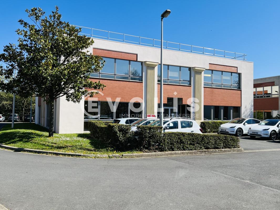 Office in Émerainville for lease Building Photo- Image 1 of 18
