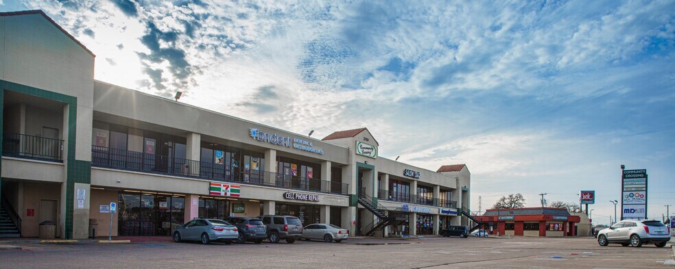 2750 W Northwest Hwy, Dallas, TX à louer - Photo du bâtiment - Image 2 de 3