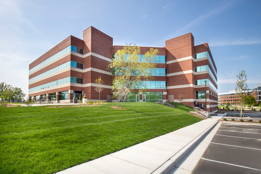 10701 W Research Dr, Wauwatosa, WI à louer - Photo du bâtiment - Image 3 de 13