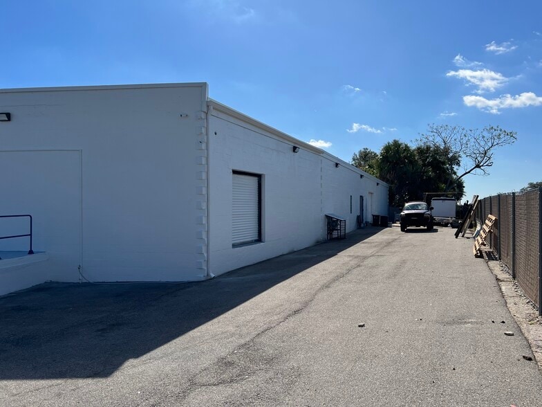 951 N Cocoa Blvd, Cocoa, FL for lease - Building Photo - Image 3 of 7
