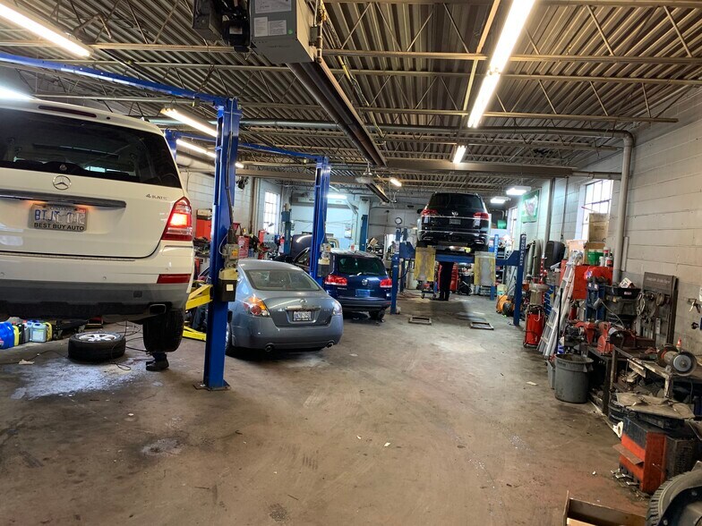 7 Hansen Rd, Brampton, ON à vendre - Photo du bâtiment - Image 2 de 12