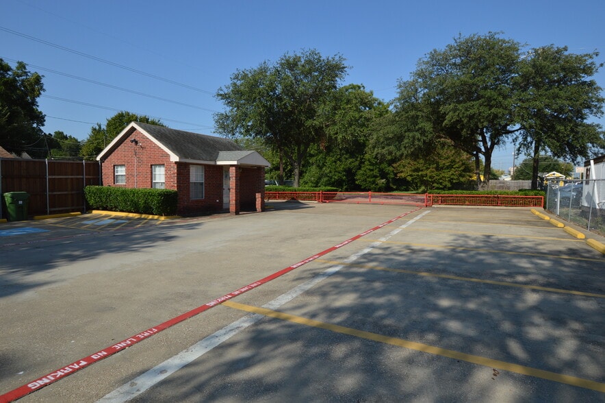 217 S 2nd St, Garland, TX for lease - Building Photo - Image 3 of 8