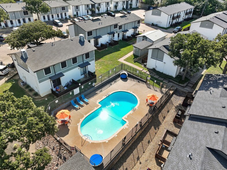 964 Simpson Ter, Bedford, TX à vendre - Photo du bâtiment - Image 2 de 12