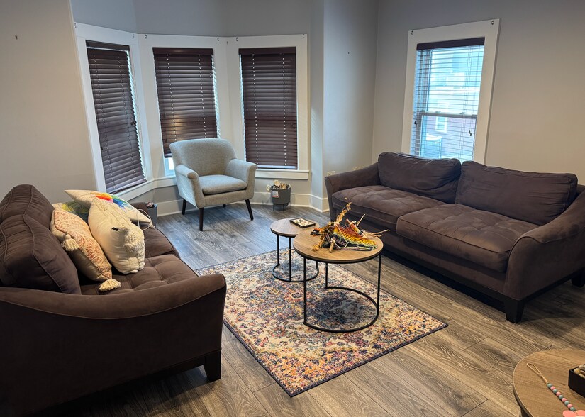 6 N Main St, E Longmeadow, MA à louer - Photo du bâtiment - Image 3 de 5