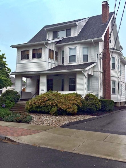 224 Whiting Ln, West Hartford, CT à louer - Photo du bâtiment - Image 3 de 12
