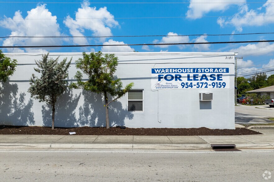 3161-3181 NE 5th Ave, Oakland Park, FL à louer - Photo du bâtiment - Image 3 de 6