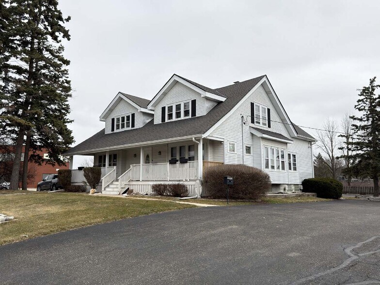 8505 W Forest Home Ave, Greenfield, WI à louer - Photo du bâtiment - Image 2 de 17