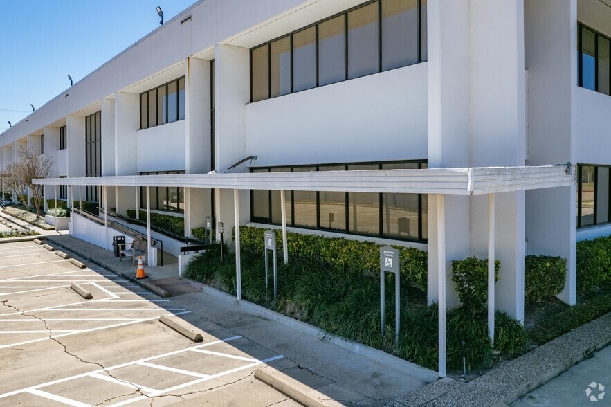 16650 Greenbriar Plaza Dr, Houston, TX for lease - Building Photo - Image 2 of 5