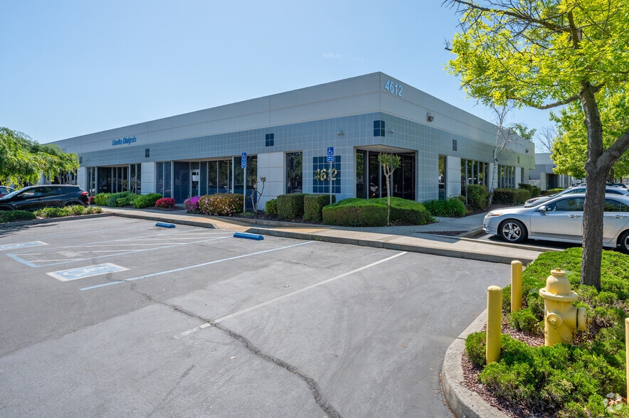 4612 Roseville Rd, North Highlands, CA à louer - Photo principale - Image 1 de 10