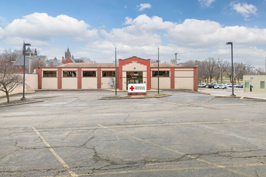 401 N 12th St, Saint Joseph, MO à vendre - Photo du bâtiment - Image 2 de 10