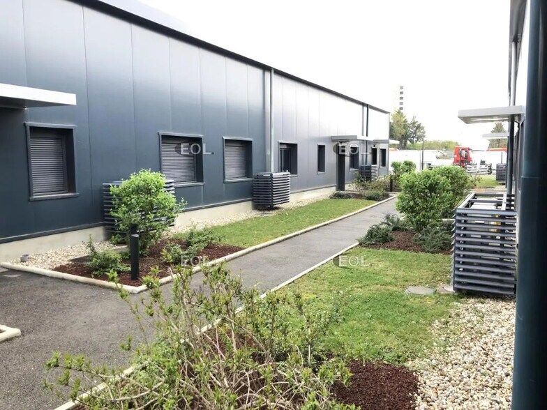 Flex dans Vénissieux à louer - Photo du bâtiment - Image 3 de 7