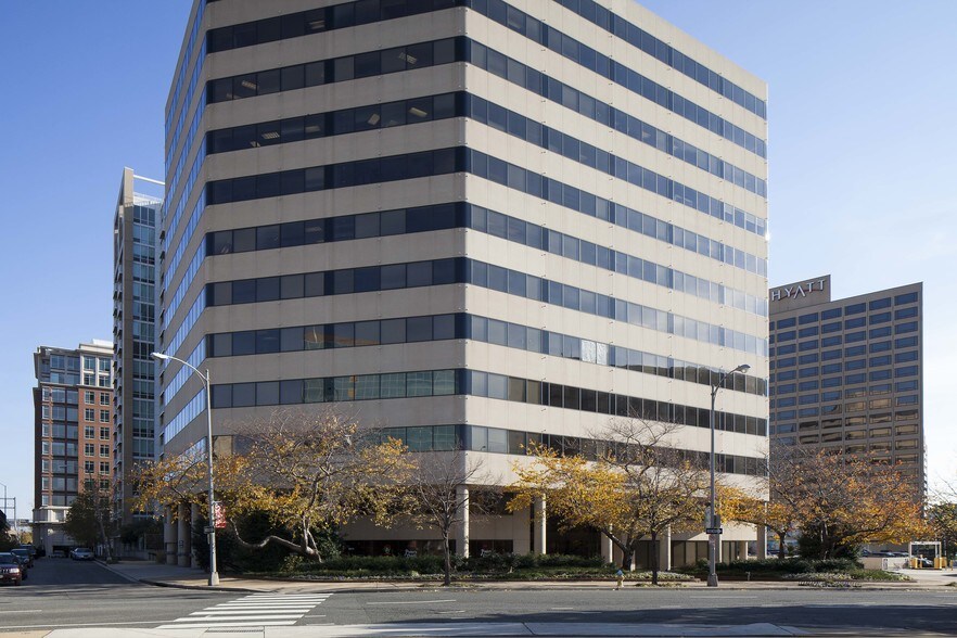 2611 S Clark St, Arlington, VA à louer - Photo du bâtiment - Image 2 de 18