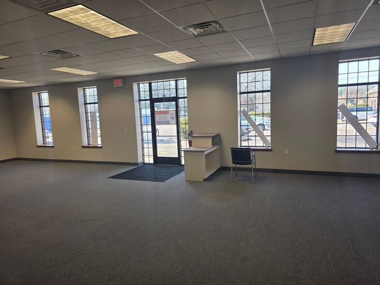 672 N Milford Rd, Highland Township, MI for lease - Interior Photo - Image 2 of 5