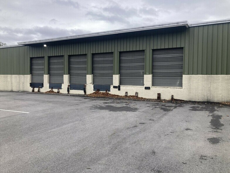 678 Adams St, Abington, MA à vendre - Photo du bâtiment - Image 2 de 18