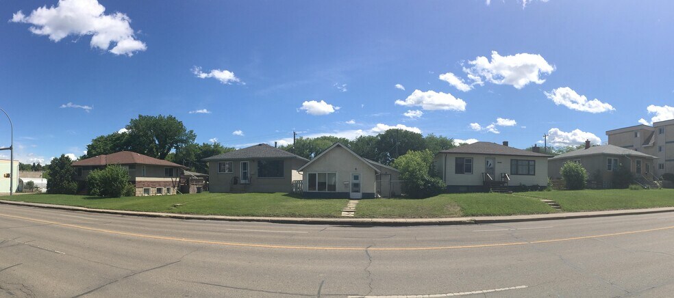 12037 66 St NW, Edmonton, AB à vendre - Photo du bâtiment - Image 3 de 7
