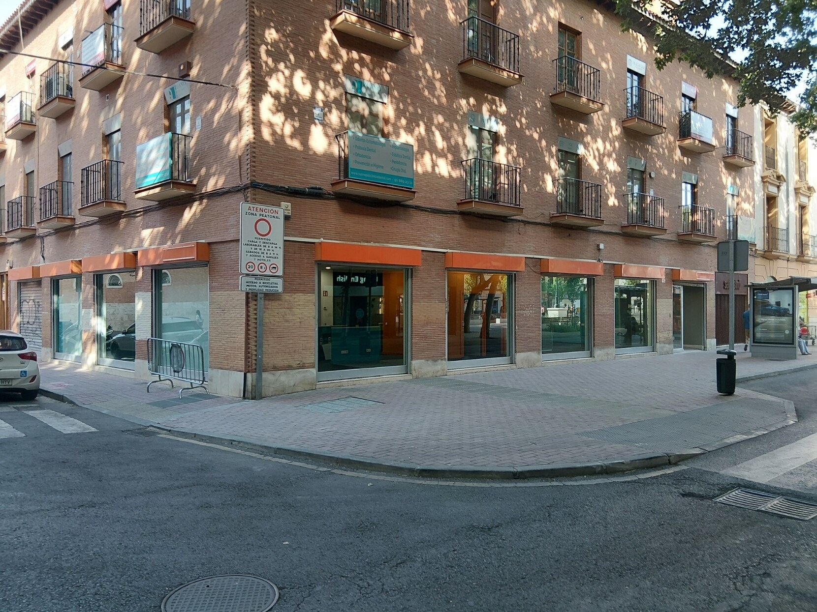 Bureau/Commerce de détail dans Alcalá de Henares, Madrid à louer Photo du bâtiment- Image 1 de 3